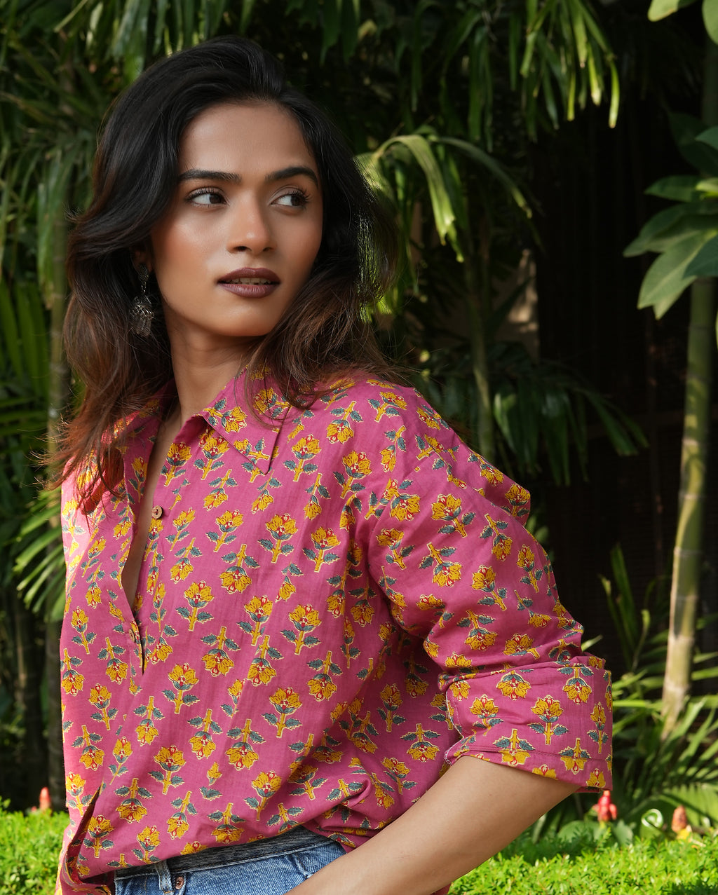 Woman wearing a Gulnaar shirt with a green outdoor background